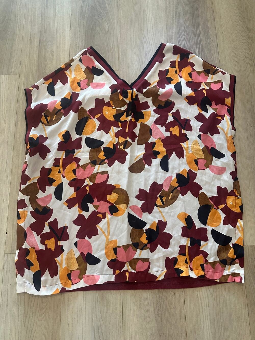 Lane Bryant Size 22/24 Mixed Media Floral V-Neck Poncho Top Burgundy Knit Back